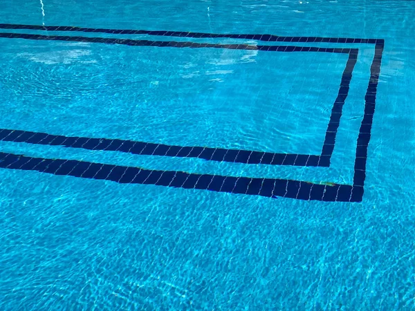 Petite Piscine Bleue Avec Carreaux Céramique Dans Hôtel Villégiature Tropical — Photo