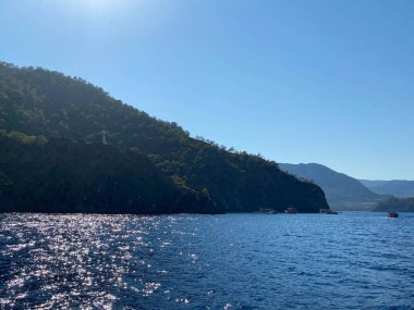 Dağları, bitkileri ve ağaçları yeşil ve mavi tuzlu denizi olan güzel tropik cennet adası..