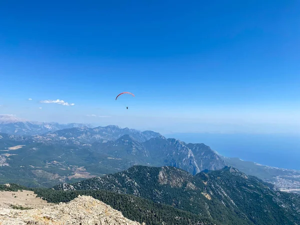 Δύο Άντρες Γλιστρούν Αλεξίπτωτο Στο Φόντο Του Γαλάζιου Ουρανού — Φωτογραφία Αρχείου