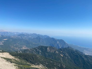 Dağların arka planındaki sahil şeridi. Deniz kıyısının en üst manzarası.