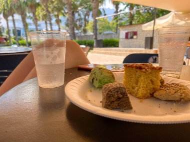 Fırın tepsisi ve yulaf ezmeli kurabiye ahşap masaya bir tabak.