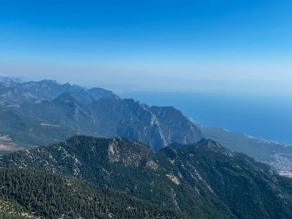 Maceracı Adam Dağın Tepesinde Duruyor Canlı Bir Günbatımında Güzel Manzaranın — Stok fotoğraf