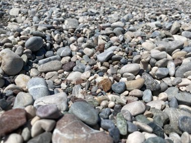 Soyut arkaplan yapısı, renkli deniz taşları arka planı. Gri ve bej karışımı nehir çakıl taşı arka planı. Plaj konsepti. Taşlar arka plan. Doku için yakın çekim. en üstteki görünüm.