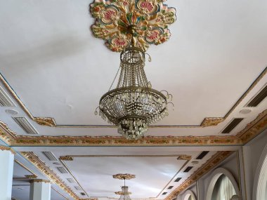 Bir güzel kristal avize güzel avize Close-up. Lüks pahalı avize asılı tavan altında.