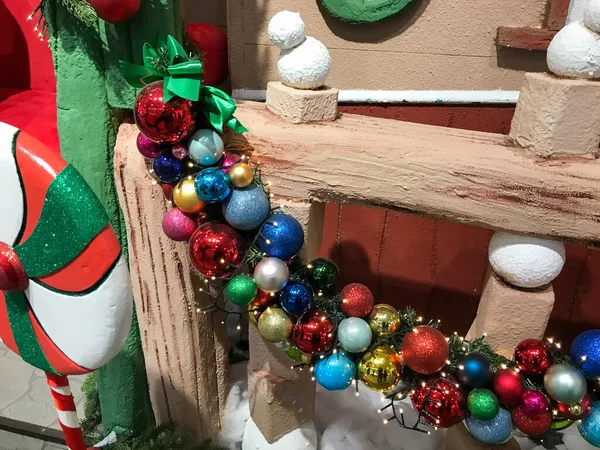 Куча Рождественских Украшений Висящих Цепи — стоковое фото