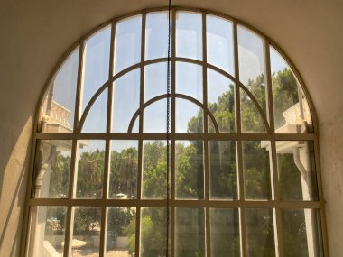 Sütunlar arasında büyük bir Gotik pencere.