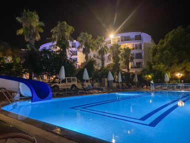 Yerel bir tatil gecede güzel Yüzme Havuzu.