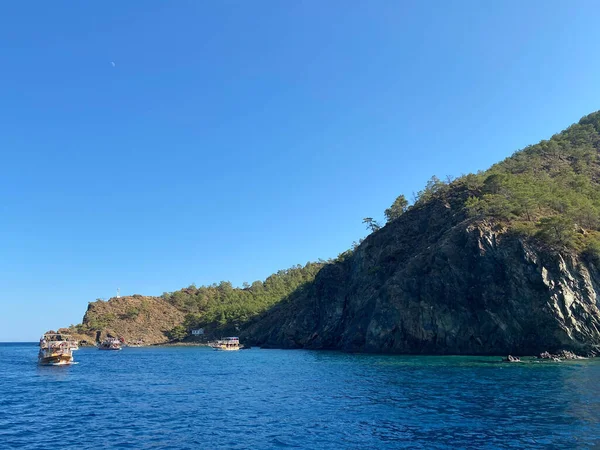 Sidovy Över Landskap Gröna Berg Och Havet Den Blå Himlen — Stockfoto