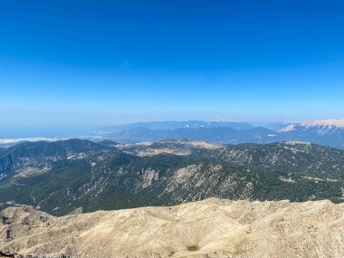 ilham verici manzara ve doğa, görkemli dağlar ve ağaçlarıyla kaplı tepeler.