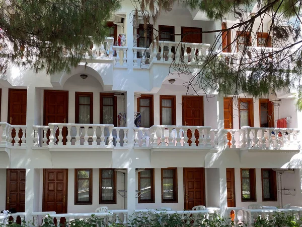 Ahşap Panjurlu Aydınlık Taştan Bir Binada Güzel Antik Bir Balkon — Stok fotoğraf