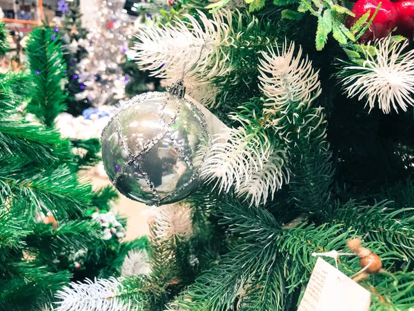 关闭时尚的圣诞树玩具和树枝上的花环灯 — 图库照片