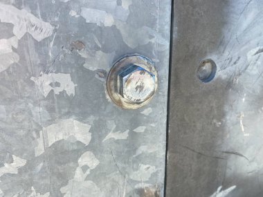 grunge dokulu metal zemin üzerine cıvata.