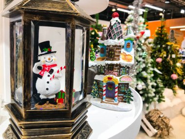 Mini beyaz kardan adam yeşil ağaçta oyuncak bebek, Noel süsleri şenlik sezonunda.