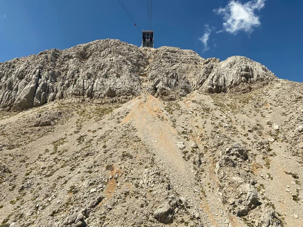 Pilatus dağın tepesine yaz aylarında teleferik yaklaşım Luzern, İsviçre.