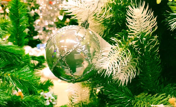 Wit Oud Kerstspeelgoed Rode Glazen Ballen Groene Sparren Takken — Stockfoto