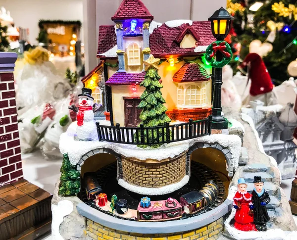 Рождественские Новогодние Праздники Маленькие Декоративные Милые Домики Снегу Ночью Зимой — стоковое фото
