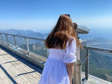 Kadın eli gezici turistik teleskop tutuyor. Dağların manzarasındaki gözlem güvertesinden (izleme platformu) görüntüle. Turist yürüyüşü, gezi..