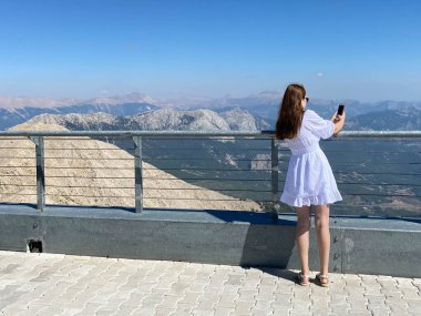 Platform ile ilgilenen üzerinde duran genç kadın.