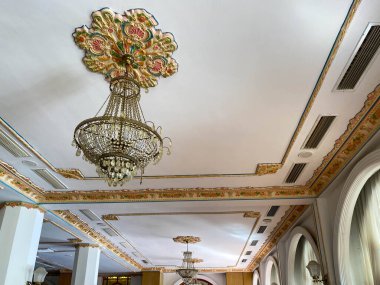 Crystal Strass Lambası, bulanık arka plan, lüks iç tasarım. Tavanda lüks Kristal Avize Lambası, Zarif ve Çağdaş Klasik Biçim Dekorasyonu..