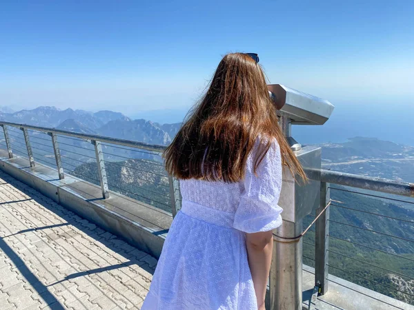 Kadın eli gezici turistik teleskop tutuyor. Dağların manzarasındaki gözlem güvertesinden (izleme platformu) görüntüle. Turist yürüyüşü, gezi..