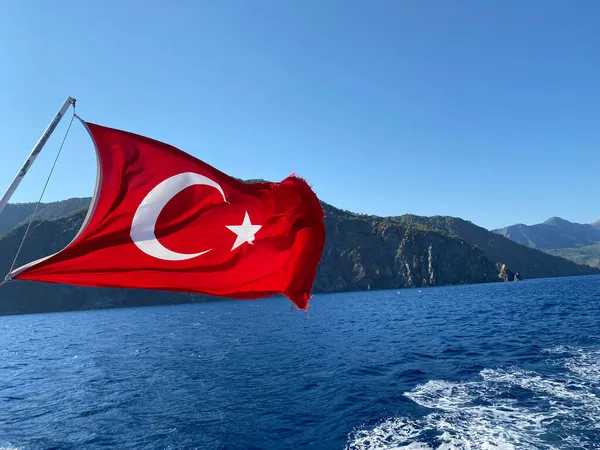 Primer Plano Bandera Turquía Ondeando Sobre Mar Contra Cielo Despejado — Foto de Stock