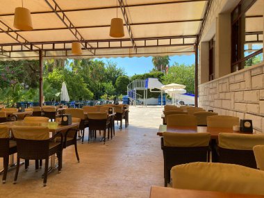 Tropik bir otelin bar salonu.