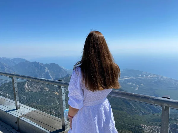 돌아보면 여행하는 여자가 해변에서 놀라운 광경을 바라보고 모습이 떠오릅니다 가리키고 — 스톡 사진