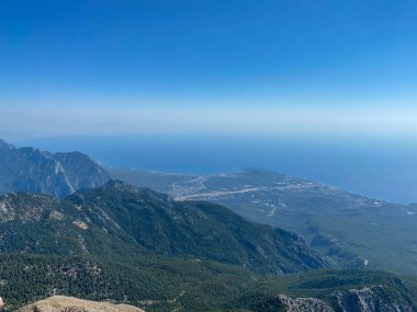 Karadeniz Koyu kıyısındaki tatil köyünün en üst manzarası dağlar ve kayalar arasında, mavi su.