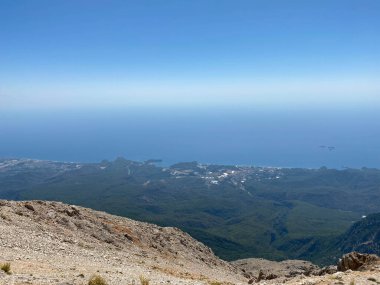 Deniz manzarası ve dağlar.