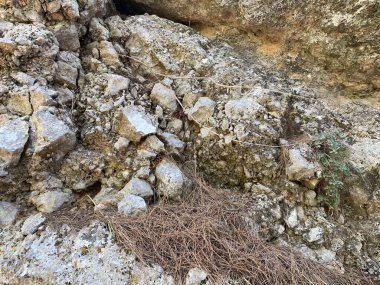 Dağın arka planında taş var..