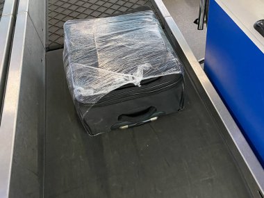 Uluslararası havaalanında bavul ya da bagaj..