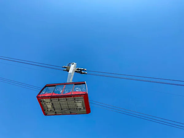 Χαμηλή Γωνία Βολής Ενός Ropeway Πάνω Από Την Πόλη Κάτω — Φωτογραφία Αρχείου