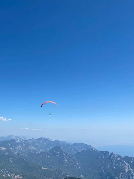 미확인된 Skydiver 하늘에 낙하산 — 스톡 사진