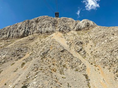 Graian Alpleri 'ndeki Punta Helbronner' a (Pointe Helbronner) dönen teleferik kabini. Orada Blanc Dağı 'nın muhteşem manzarasının tadını çıkarabilirsiniz..