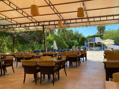 arka plan üzerinde deniz ve palmiye ağaçları, santorini, Yunanistan adada şemsiyelerle Café.