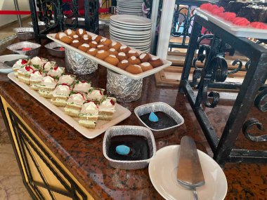 Meyve ve açık büfe masada Antep fıstığı ile hamur işleri.