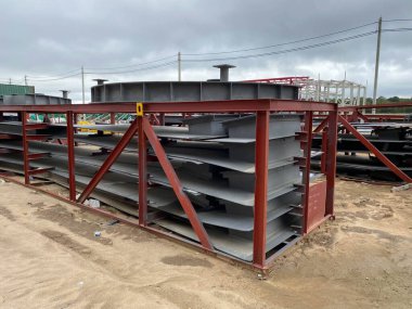 Metal yapılardan tesisin inşaatı.