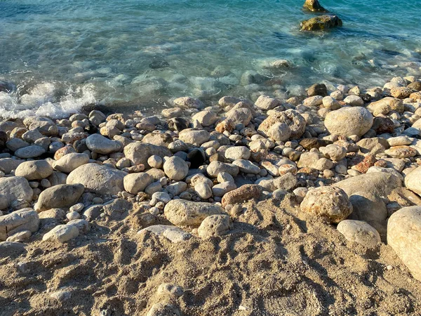一幅幅光滑的五彩斑斓的石头被冲到海滩上的近景 — 图库照片
