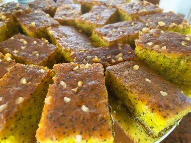 New York 'tan gelen peynirli pasta dilimleri çelik tepside servis ediliyor. Parti tatlısı olarak listelemek için ideal..