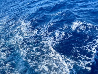 Mavi deniz suyu yüzeyi, okyanus dalgaları deseni arka plan.