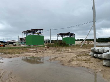 Binanın temeli için güçlendirilmiş beton yığınları. İnşaat malzemeleri.