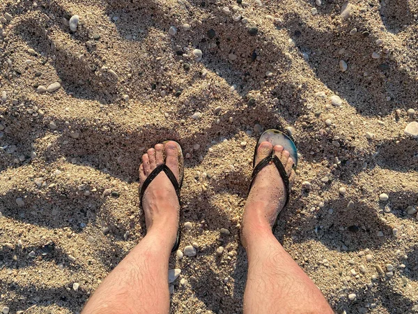 Niska Sekcja Człowieka Stojącego Plaży — Zdjęcie stockowe