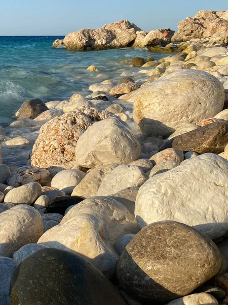 一幅幅光滑的五彩斑斓的石头被冲到海滩上的近景 — 图库照片
