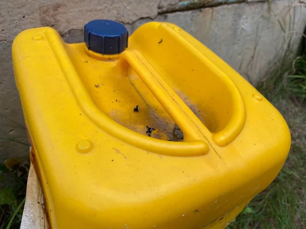Żółty Plastikowy Pojemnik Wodę Lub Benzynę — Zdjęcie stockowe