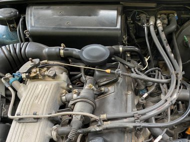 Araba motoru bölmesi açıldı. Temiz motor kompartımanı görüntüsü. Araba motorunu kapat..