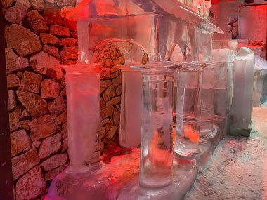 Festivalde şeffaf buz heykelleri ve figürler, sütunlar.