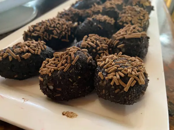 Muffins Chocolat Prêts Emploi Sur Une Plaque Pâtisserie Gros Plan — Photo