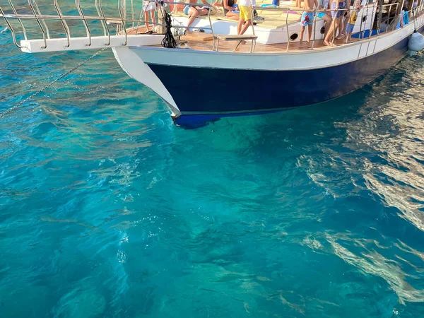 Okyanus dalgaları gemide tarafındaki görüntülemek.