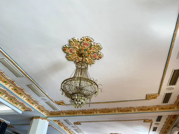 水晶吊灯特写 干净的背景现代复古室内装饰中丰富的戏剧化吊灯及节能灯具 — 图库照片