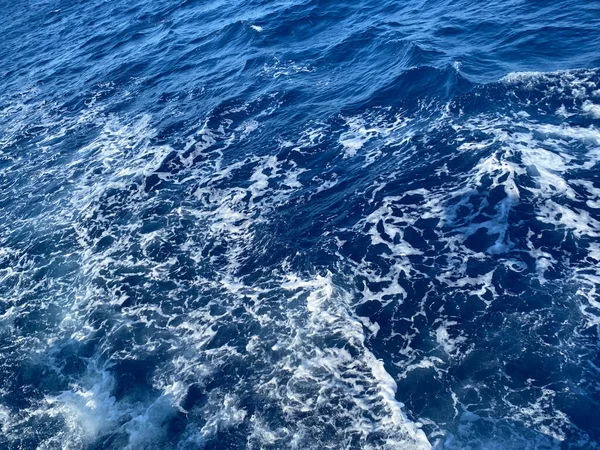Mare Mediterraneo Turchese Profondo Blu Con Sfondo Bianco Schiuma Texture — Foto Stock
